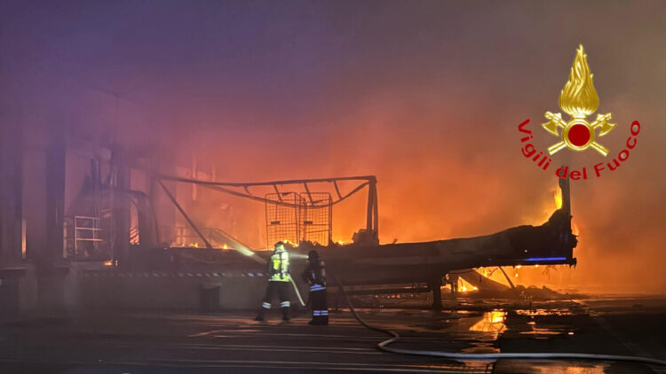 Vasto incendio a Milano, per precauzione anche giovedì finestre chiuse