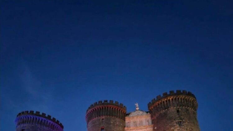 I colori della bandiera del Venezuela sulla facciata di Castel Nuovo