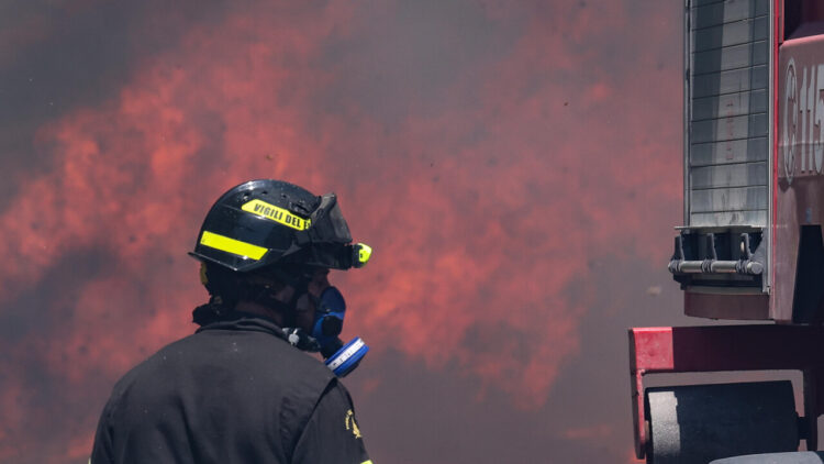 Incendio in deposito materiali a Striano, nessun ferito ma timori per l’inquinamento