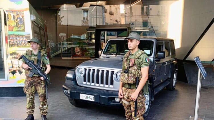 Militari “Strade Sicure” sventano aggressione a turista a Napoli