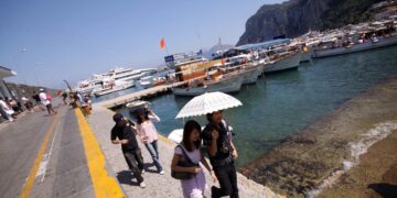 Rissa a Capri tra turisti e titolari di un negozio di souvenir