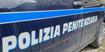 Rivolta in carcere a Siracusa, agenti si lanciano dal tetto per sfuggire alle pietre