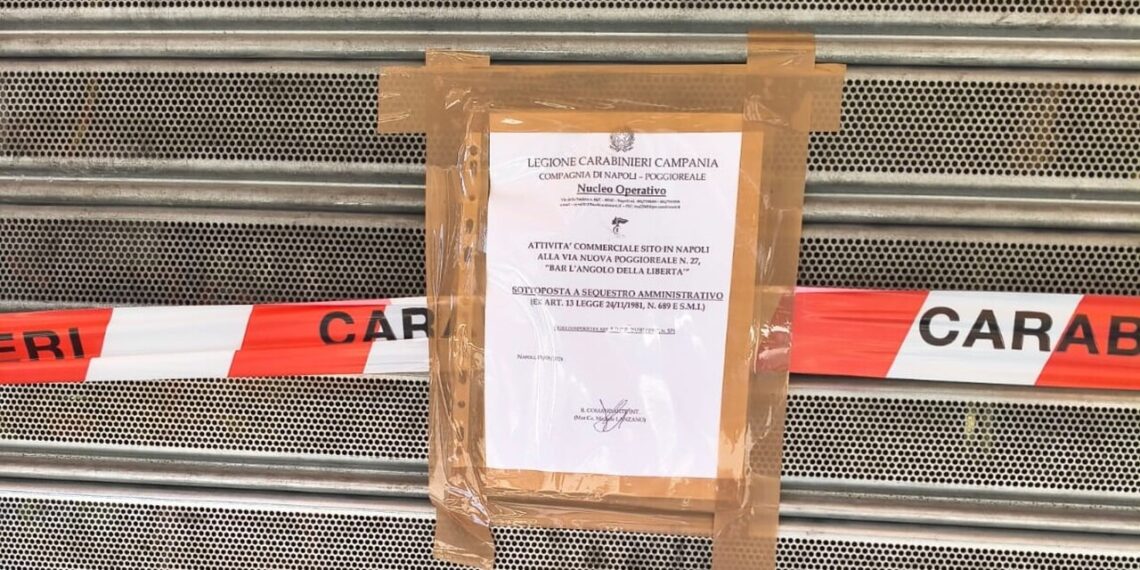 Custodiva i cellulari dei parenti dei detenuti, chiuso bar vicino carcere a Napoli