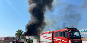 Incendio nel Bresciano, fiamme nei capannoni delle barche di lusso