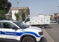 Su un camion taglia la strada a vigile urbano e lo aggredisce a bottigliate