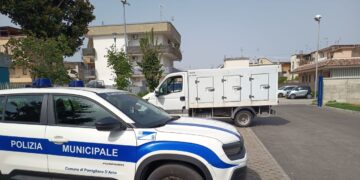 Su un camion taglia la strada a vigile urbano e lo aggredisce a bottigliate