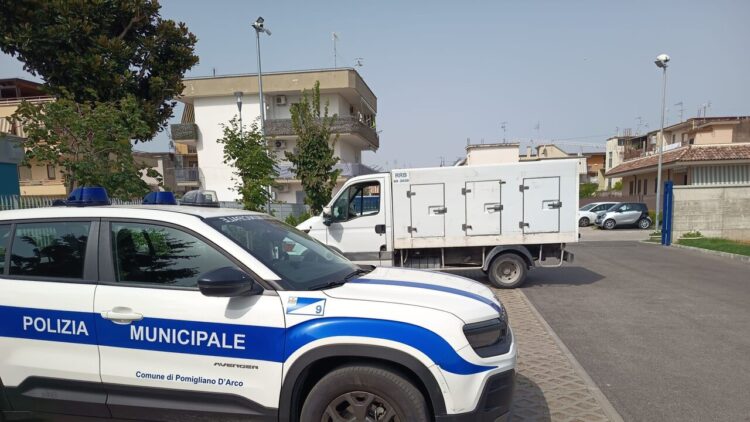Su un camion taglia la strada a vigile urbano e lo aggredisce a bottigliate