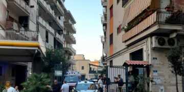 Si barrica in casa, convinto dai carabinieri apre la porta spontaneamente