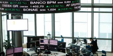 Lo spread risale a 83 punti base, rendimenti decennali al 4,05%: come investire