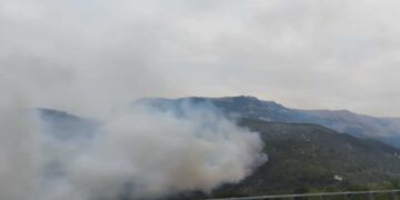 Caldo e vento a 100 km/h, riprende l’incendio sul Monte Morrone