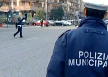 Non si ferma all’alt, travolge agente della polizia locale e finisce in manette