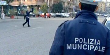 Non si ferma all’alt, travolge agente della polizia locale e finisce in manette