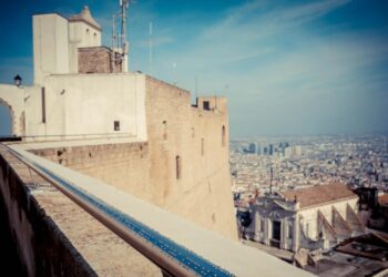 Crolla porzione muro in area adiacente, chiuso Castel Sant’Elmo a Napoli