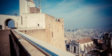Crolla porzione muro in area adiacente, chiuso Castel Sant’Elmo a Napoli