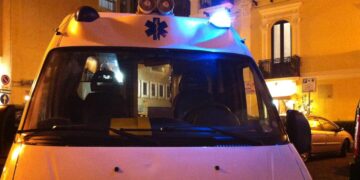 Anziano barricato in casa, soccorso dopo irruzione dei carabinieri