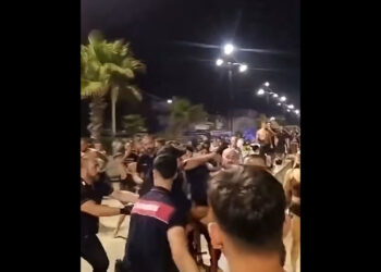 Maxi rissa in spiaggia a Mondragone a Ferragosto, scattano i provvedimenti
