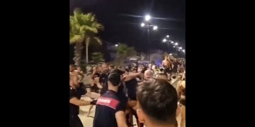 Maxi rissa in spiaggia a Mondragone a Ferragosto, scattano i provvedimenti