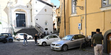 Accoltellata alle spalle da uno sconosciuto, grave una 20enne