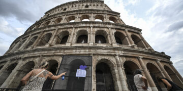 Giuli annuncia la riapertura del Colosseo, sindacati contro i subappalti