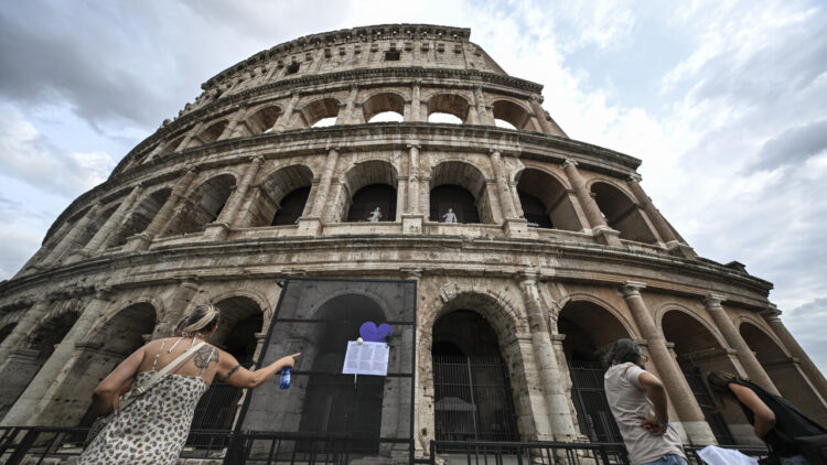 Giuli annuncia la riapertura del Colosseo, sindacati contro i subappalti