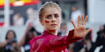 Greta Scarano sul red carpet a Venezia richiama l’attenzione contro i femminicidi