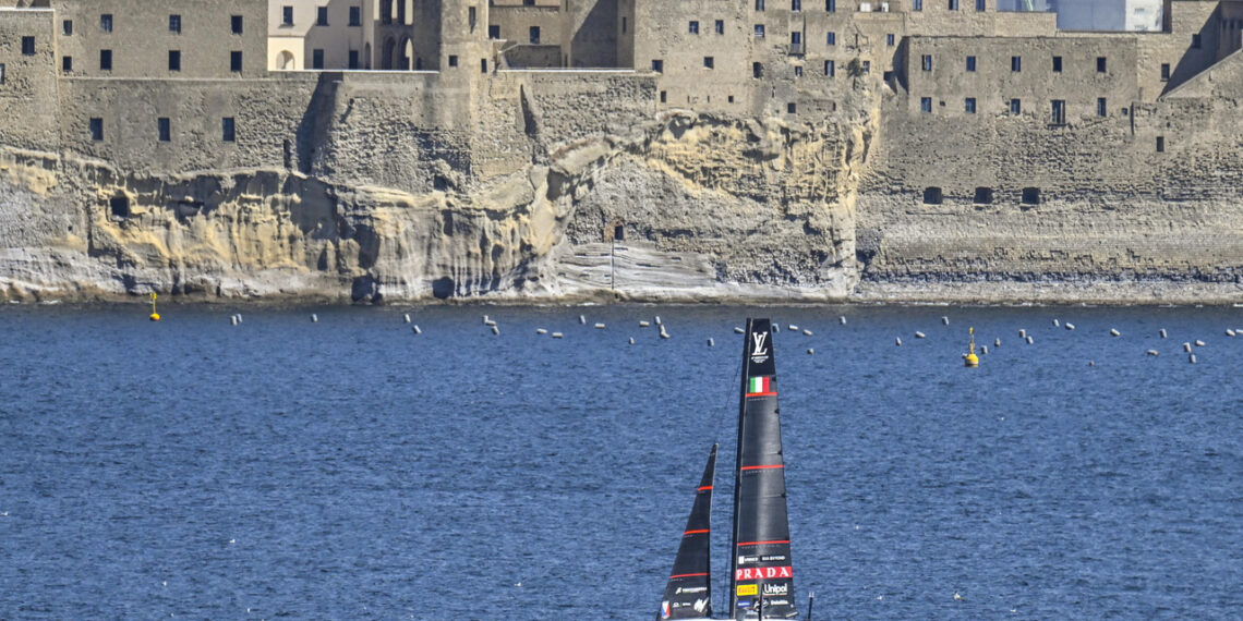 Il vento fa le bizze, ma Luna Rossa non delude: show a Napoli
