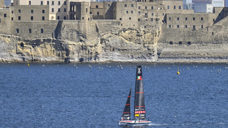 Il vento fa le bizze, ma Luna Rossa non delude: show a Napoli