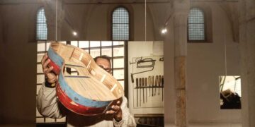 Il legno dei barconi dei migranti diventa musica al Complesso di Donnaregina