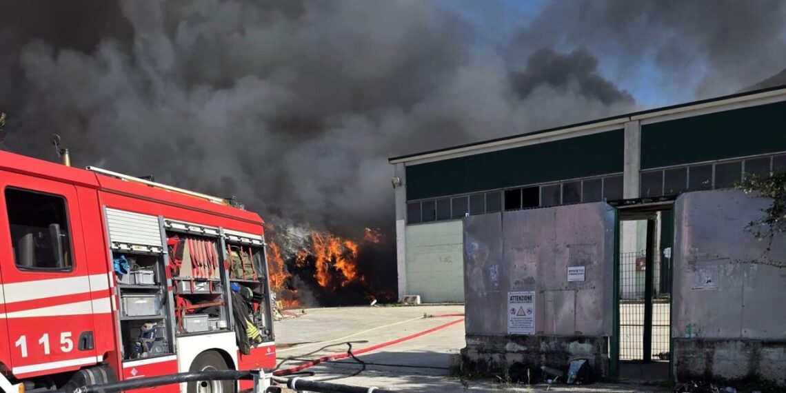 Incendio in deposito rifiuti nel Sannio, timori per l’alta colonna di fumo