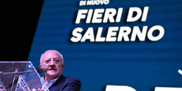De Luca, ‘per gli incivili metodo Singapore, venti frustate’