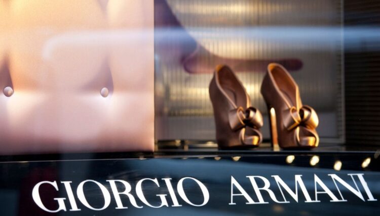 Armani, in vendita una quota fino a 1,5 miliardi: chi può entrare nel gruppo