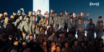 America’s Cup: foto di famiglia per Luna Rossa sul pontone del Race Village