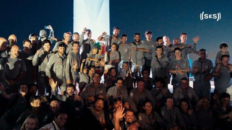America’s Cup: foto di famiglia per Luna Rossa sul pontone del Race Village