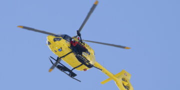 Esce di strada in un dirupo, motociclista muore davanti ai genitori