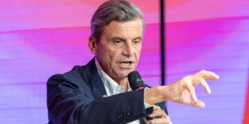 L’odissea di Calenda bloccato in Sicilia per tre giorni: “Stato la amministri per i prossimi 30 anni”