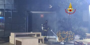 Incendio in un deposito di mobili a Maddaloni/rpt