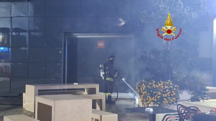 Incendio in un deposito di mobili a Maddaloni/rpt
