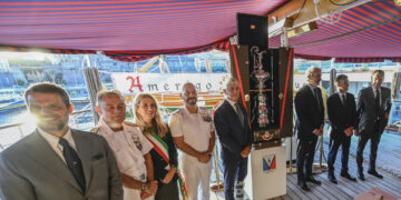 America’s Cup: Napoli come New York, “The Auld Mug” sale a bordo dell’Amerigo Vespucci