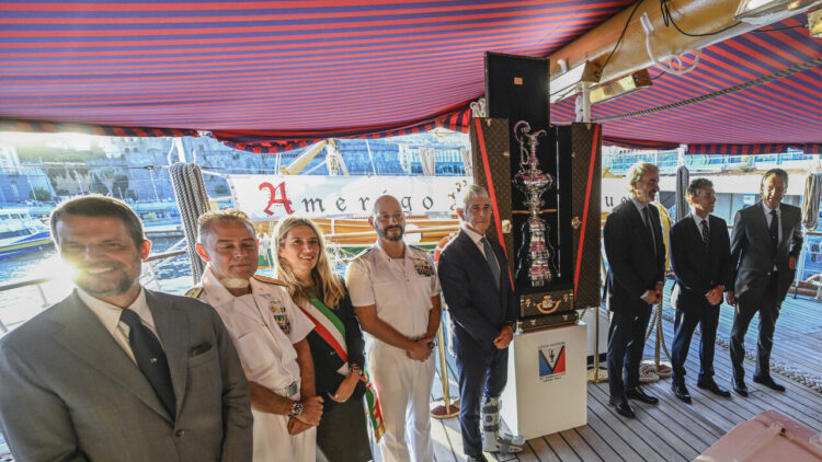 America’s Cup: Napoli come New York, “The Auld Mug” sale a bordo dell’Amerigo Vespucci