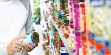 Spreco alimentare, non basta guardare la data: i 5 controlli prima di buttare il cibo