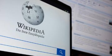 Intelligenza artificiale, fondatore di Wikipedia: “Non è affidabile per scrivere articoli”
