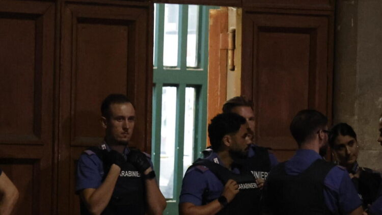 Detenuti in rivolta nel carcere di Pisa, scontri con gli agenti