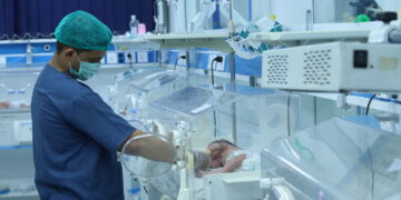 Neonato ritrovato in un sacchetto: ‘È reattivo e si alimenta col biberon’