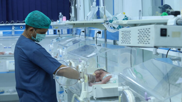 Neonato ritrovato in un sacchetto: ‘È reattivo e si alimenta col biberon’