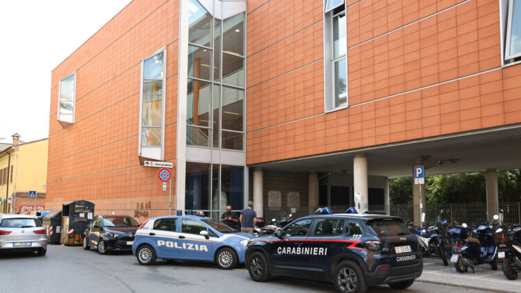 Tentata aggressione in un liceo a Ferrara, arrestato ragazzo