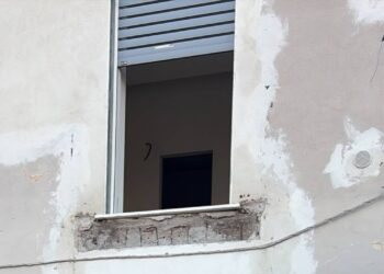 Quattro feriti in crollo balcone nel Napoletano, due sono in codice rosso