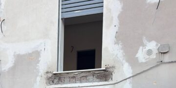Quattro feriti in crollo balcone nel Napoletano, due sono in codice rosso