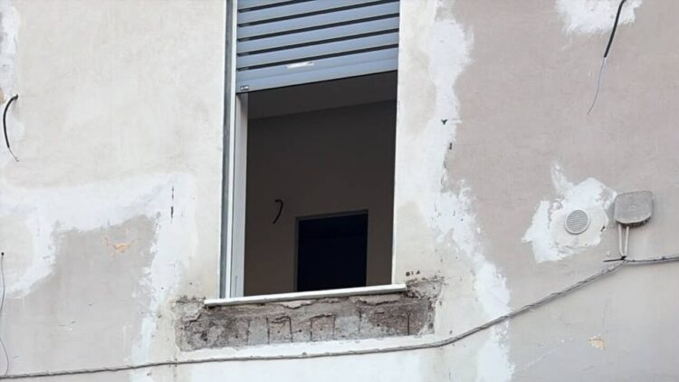 Quattro feriti in crollo balcone nel Napoletano, due sono in codice rosso