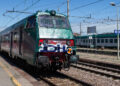 Si scontra con auto e finisce su binari, 18enne travolto e ucciso dal treno