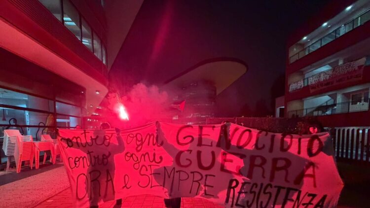 Bloccato corteo pro Pal a Torino, la polizia usa l’idrante